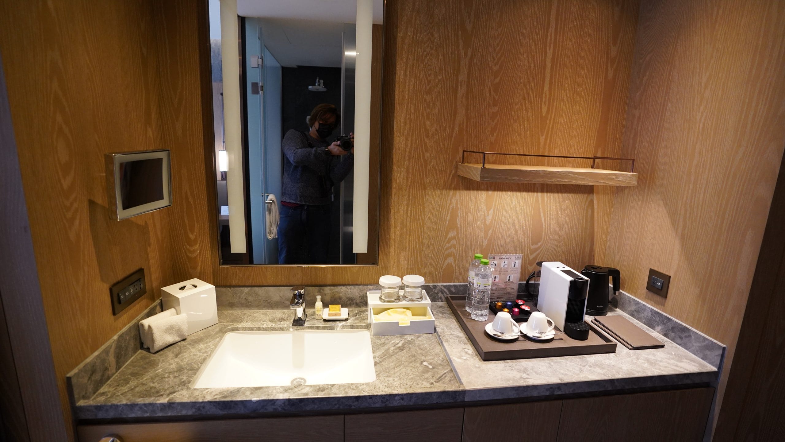 台北中山：九昱希爾頓逸林酒店 DoubleTree by Hilton Taipei Zhongshan 想把這組TOTO花灑搬回家：洗手台/MINIBAR