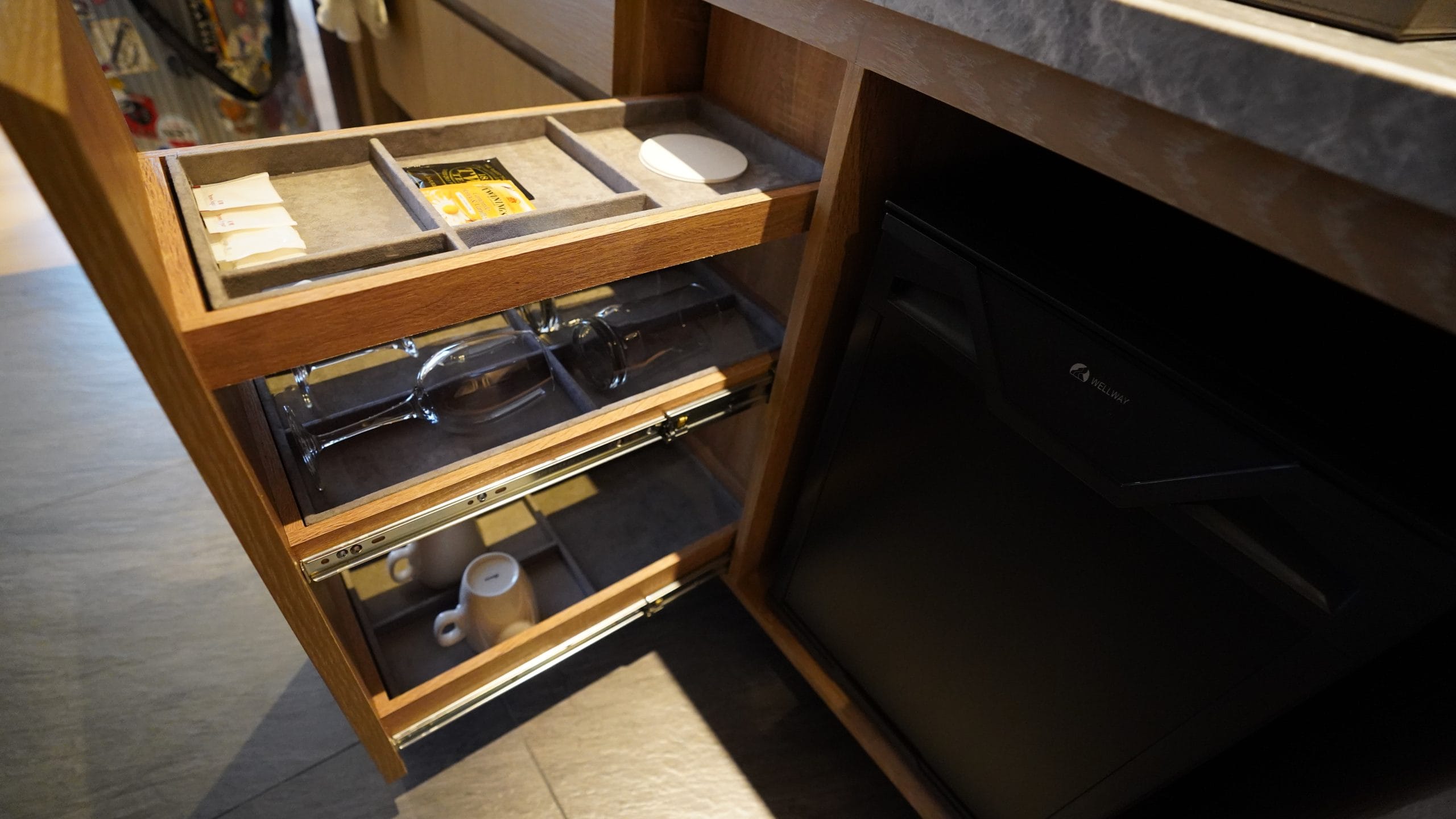 台北中山：九昱希爾頓逸林酒店 DoubleTree by Hilton Taipei Zhongshan 想把這組TOTO花灑搬回家：洗手台/MINIBAR