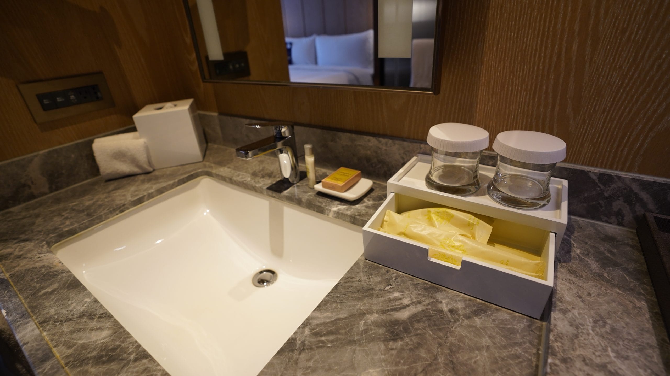 台北中山：九昱希爾頓逸林酒店 DoubleTree by Hilton Taipei Zhongshan 想把這組TOTO花灑搬回家：洗手台/MINIBAR