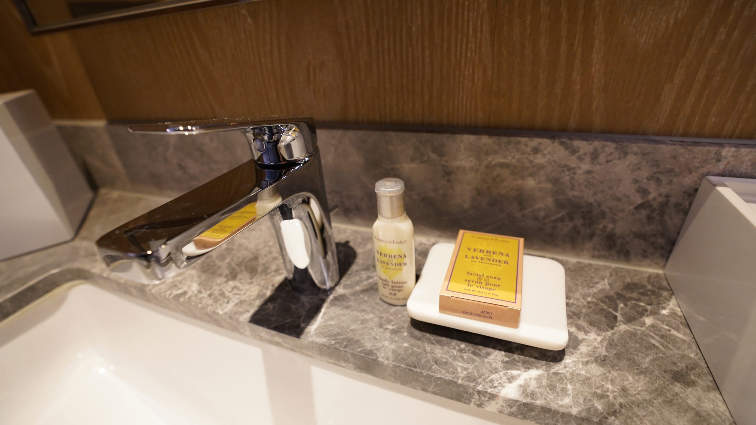 台北中山：九昱希爾頓逸林酒店 DoubleTree by Hilton Taipei Zhongshan 想把這組TOTO花灑搬回家：洗手台/MINIBAR