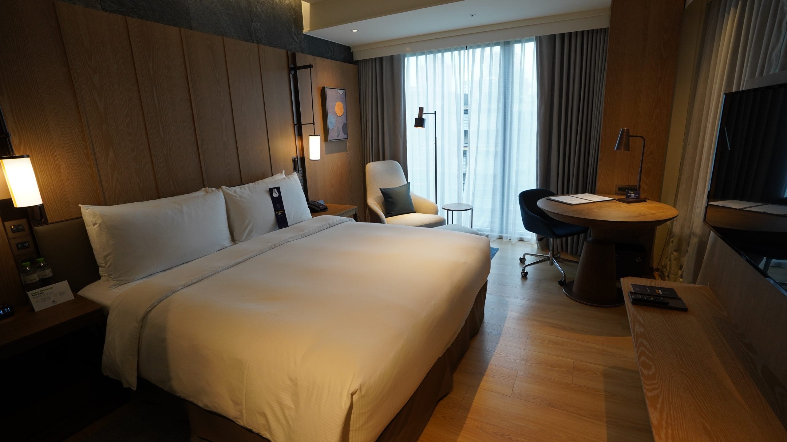 台北中山：九昱希爾頓逸林酒店 DoubleTree by Hilton Taipei Zhongshan 想把這組TOTO花灑搬回家：房間/床頭/床墊