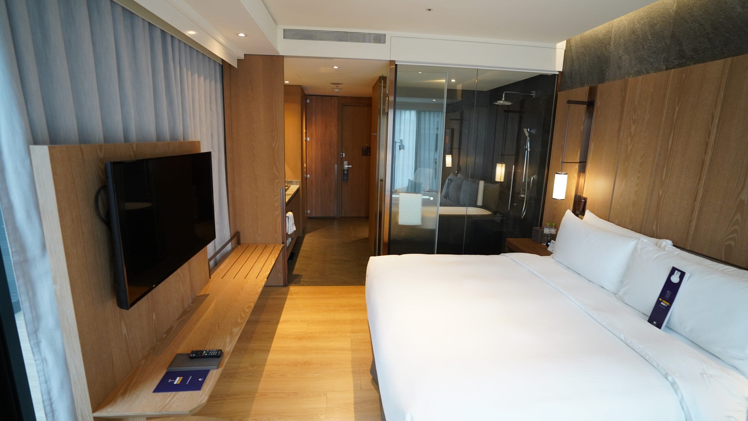 台北中山：九昱希爾頓逸林酒店 DoubleTree by Hilton Taipei Zhongshan 想把這組TOTO花灑搬回家：房間/床頭/床墊