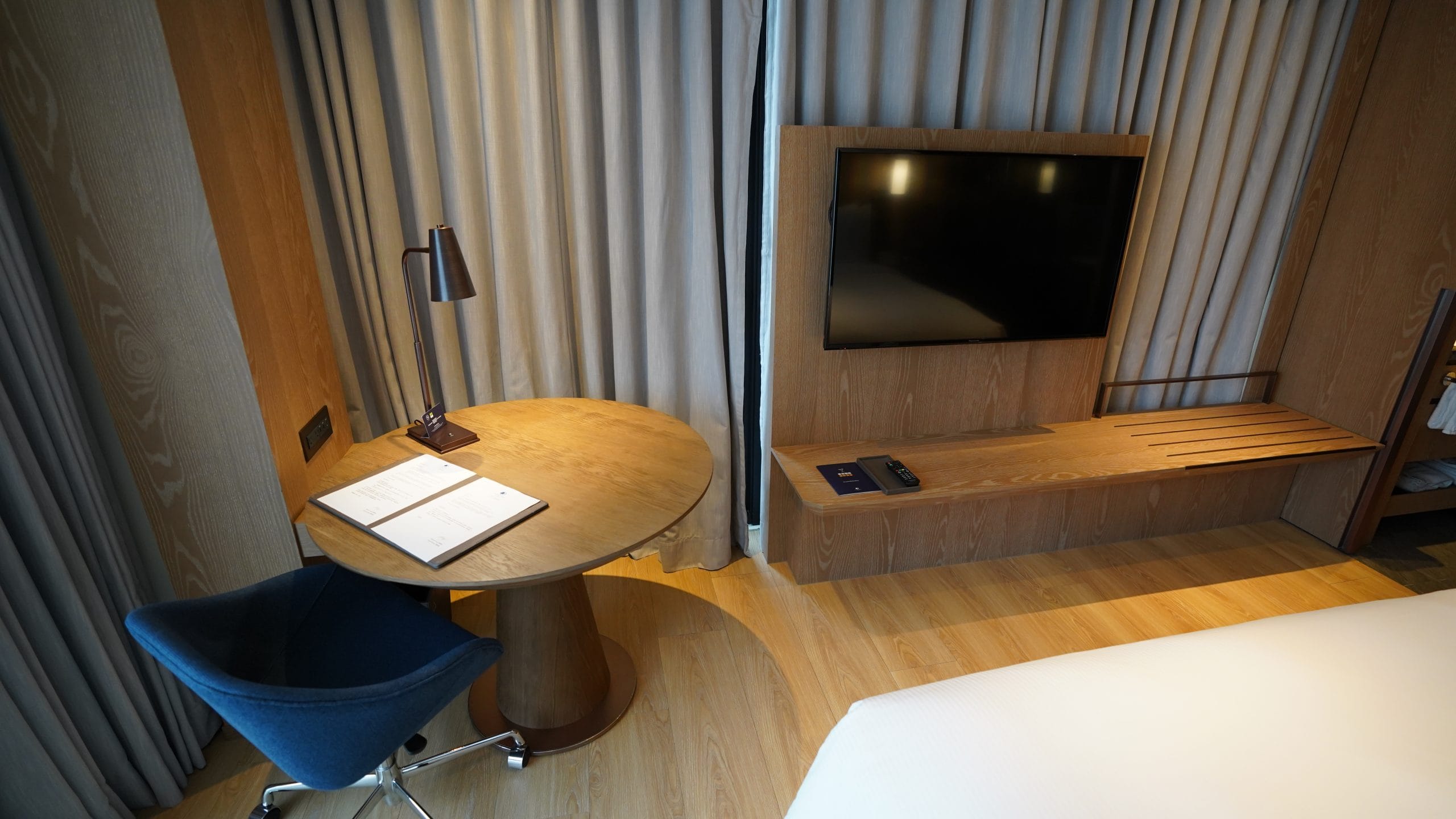 台北中山：九昱希爾頓逸林酒店 DoubleTree by Hilton Taipei Zhongshan 想把這組TOTO花灑搬回家：房間/床頭/床墊
