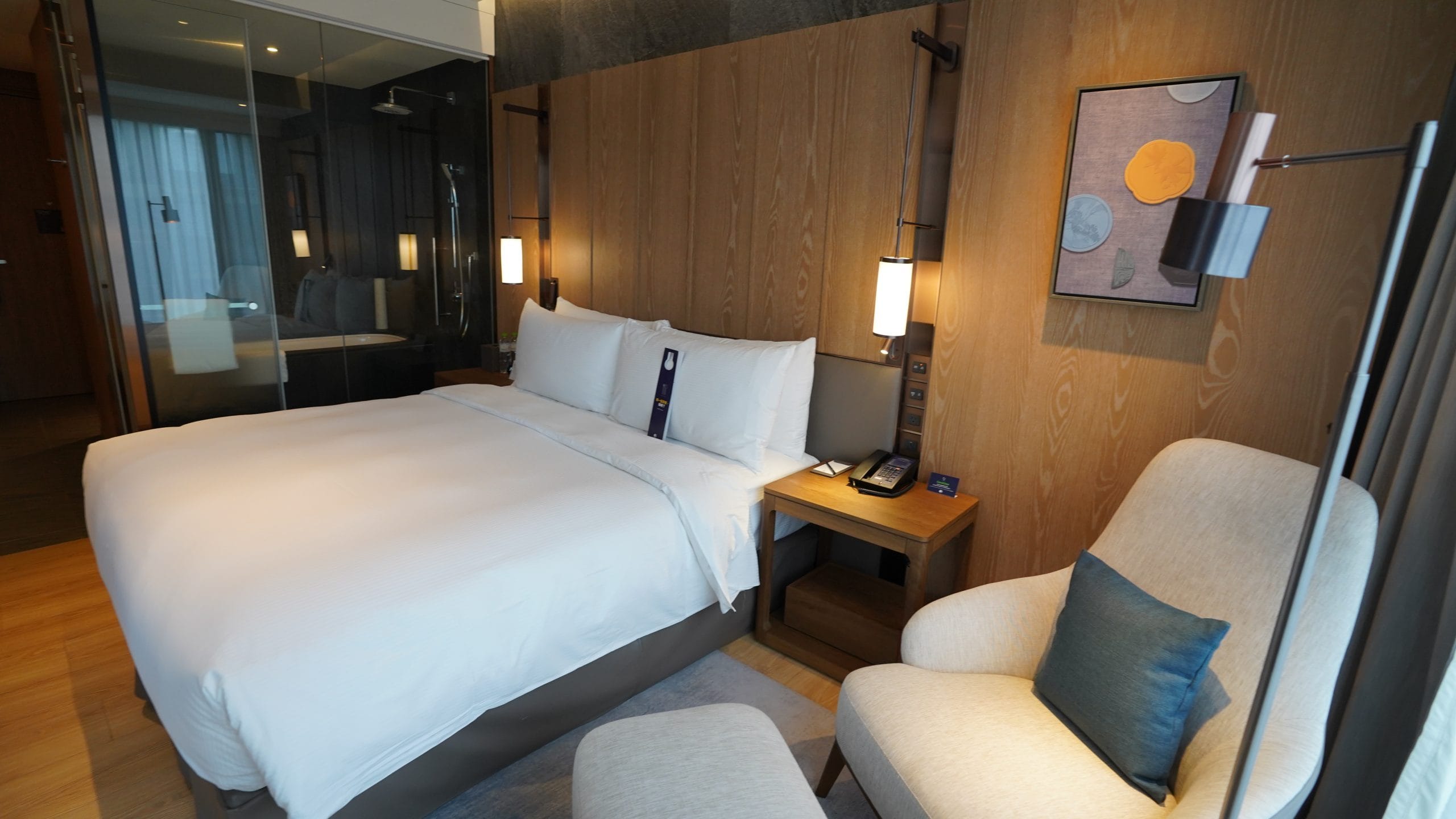 台北中山：九昱希爾頓逸林酒店 DoubleTree by Hilton Taipei Zhongshan 想把這組TOTO花灑搬回家：房間/床頭/床墊