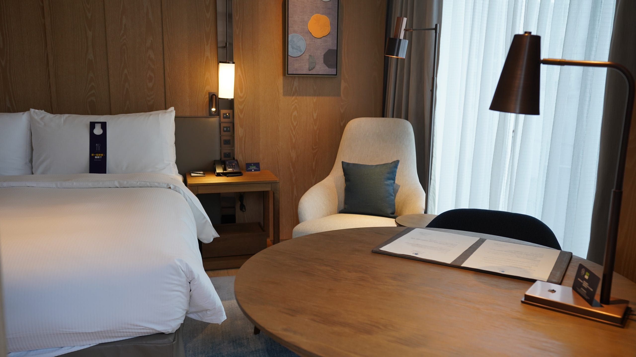 台北中山：九昱希爾頓逸林酒店 DoubleTree by Hilton Taipei Zhongshan 想把這組TOTO花灑搬回家：房間/床頭/床墊