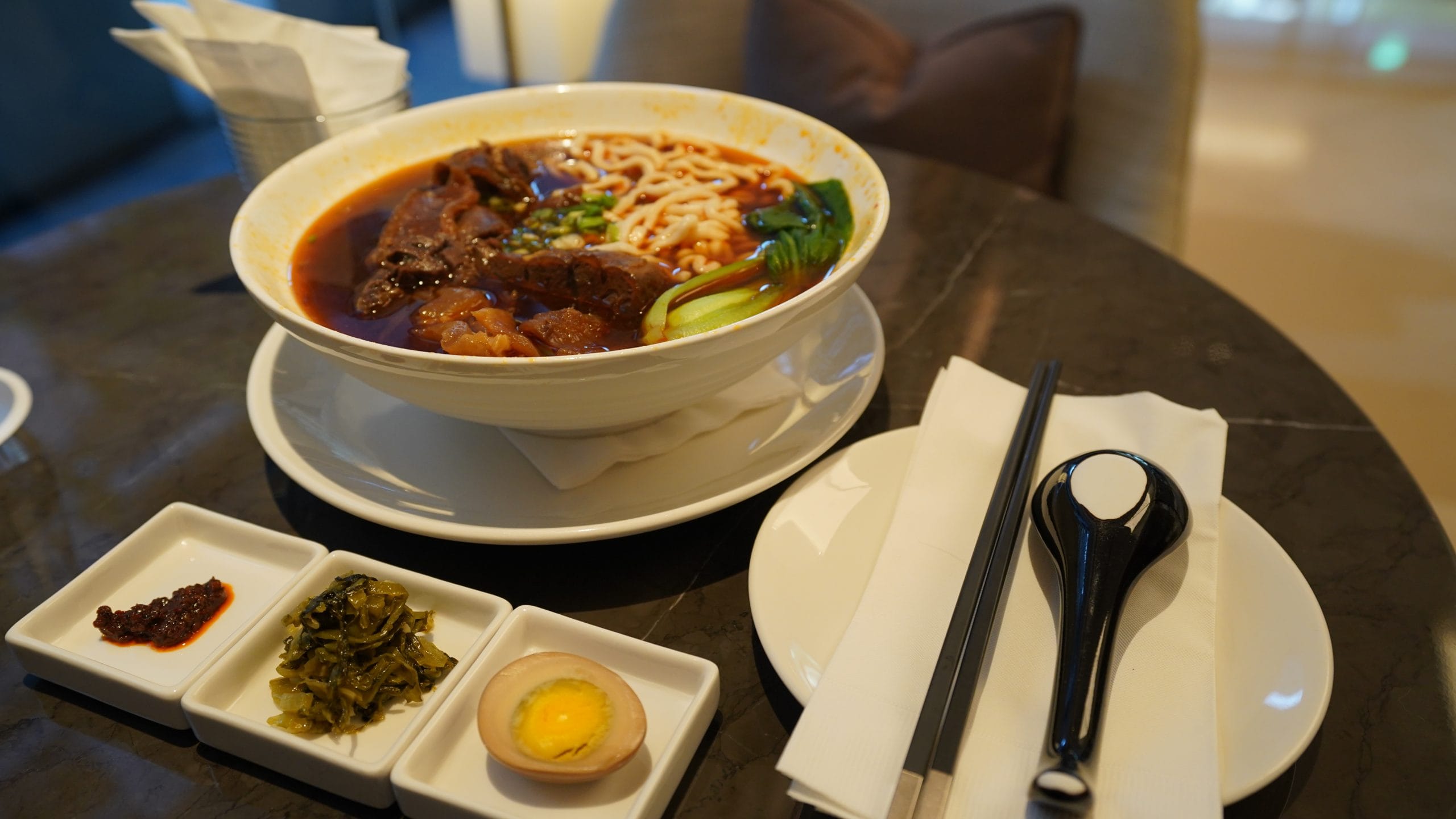台北中山：九昱希爾頓逸林酒店 DoubleTree by Hilton Taipei Zhongshan 想把這組TOTO花灑搬回家：餐廳的牛肉麵跟滷味