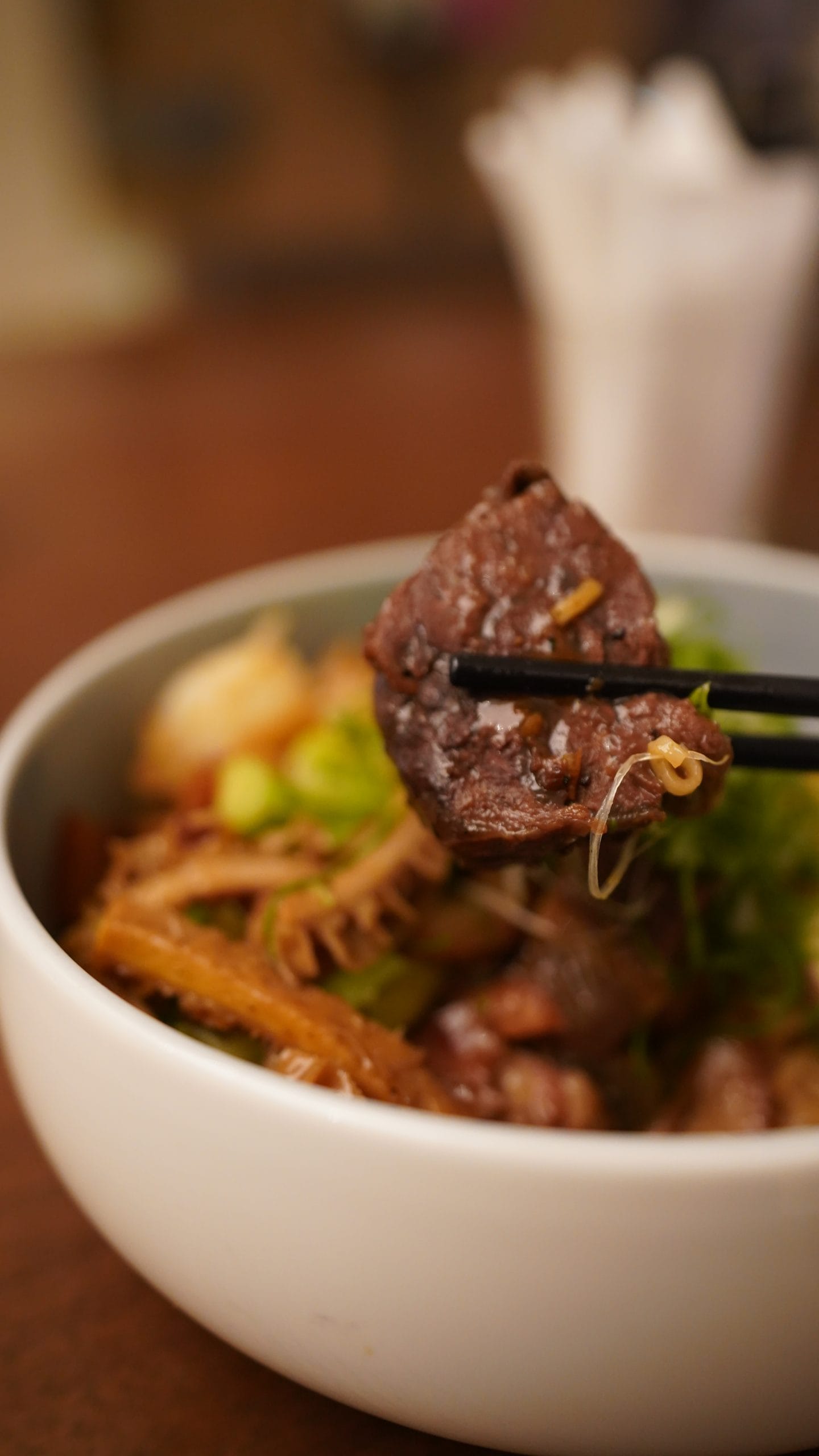 台北中山：九昱希爾頓逸林酒店 DoubleTree by Hilton Taipei Zhongshan 想把這組TOTO花灑搬回家：餐廳的牛肉麵跟滷味