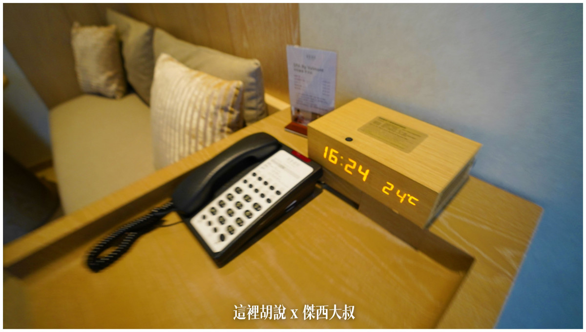 問帶有溫度計的時鐘（還有無線充電）