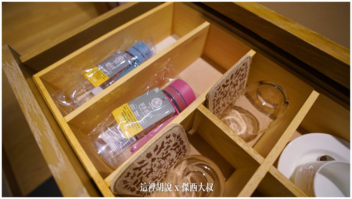 兩個水壺，讓住客可以自行到走廊上自己裝水