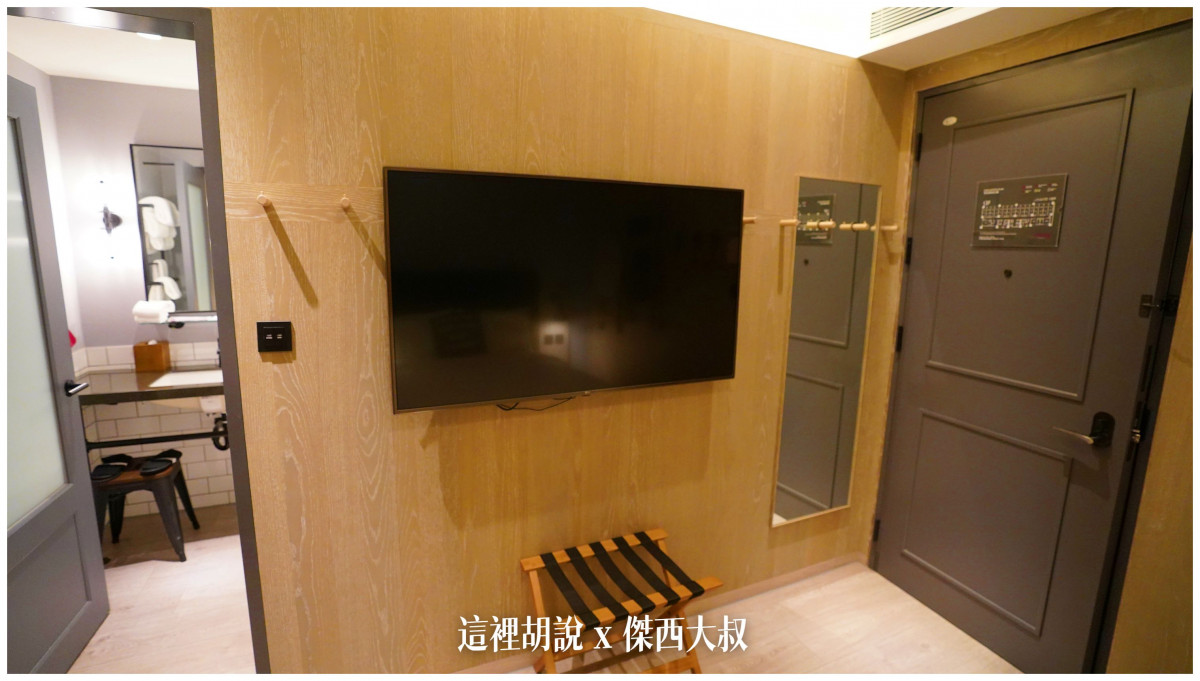 台灣第一間 MOXY 落腳台中 商旅跟青旅的變身 2022三訪記錄補完：升等後一大床的房型（每層樓07.09號房）