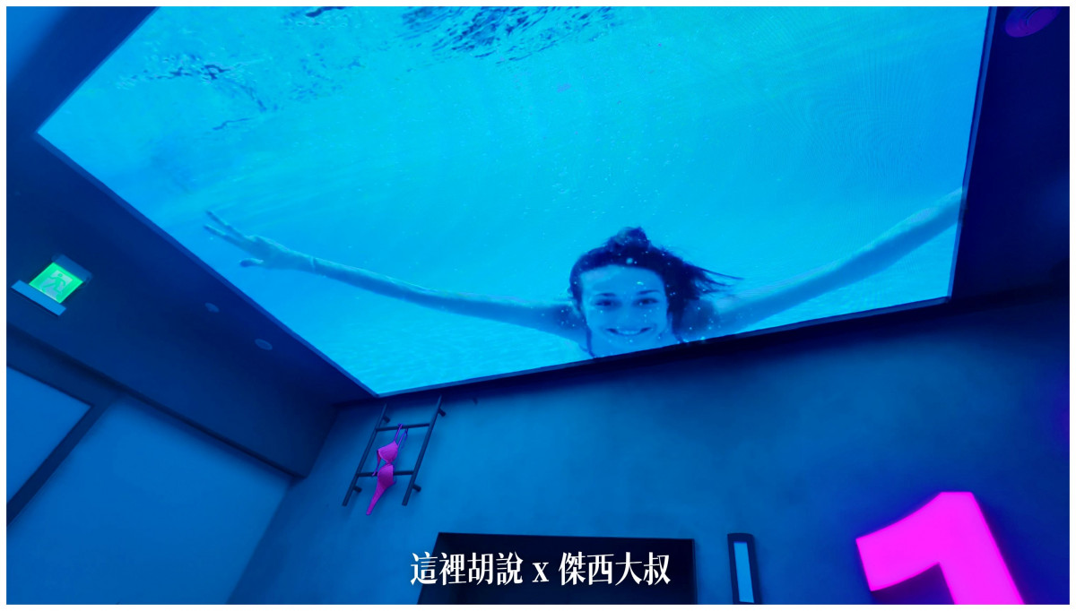 要上樓的電梯 有著一個天花板LCD牆面 播放著可以讓你情緒做轉換的影片