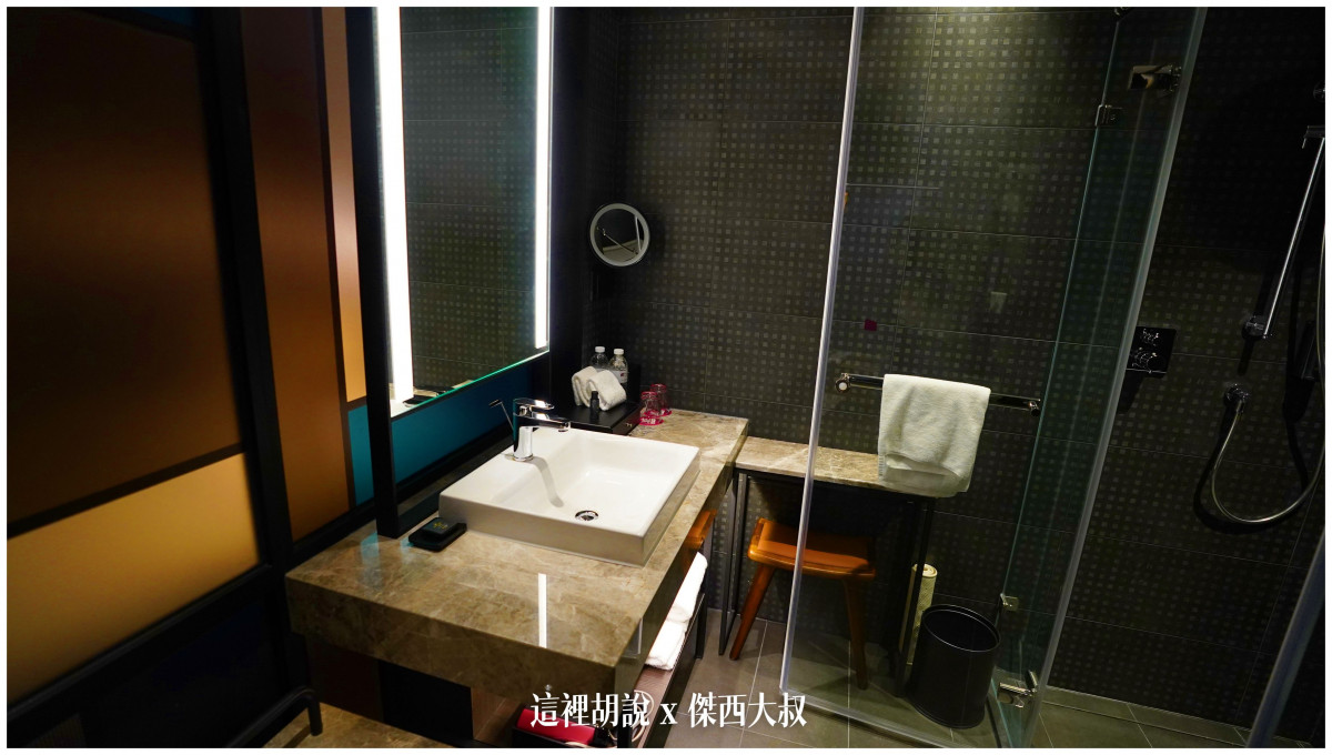 台南安平 ALOFT 唯一台南萬豪集團飯店 面海房夕陽無敵：浴室