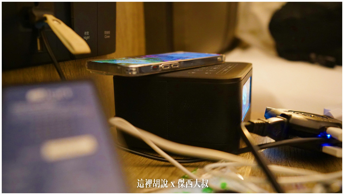 可以讓手機無線充電的鬧鐘