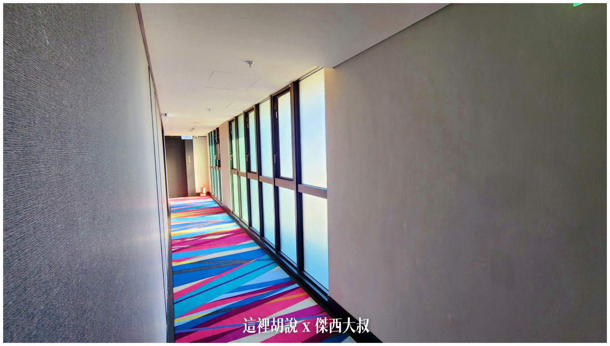 台南安平 ALOFT 唯一台南萬豪集團飯店 面海房夕陽無敵：走廊公共空間