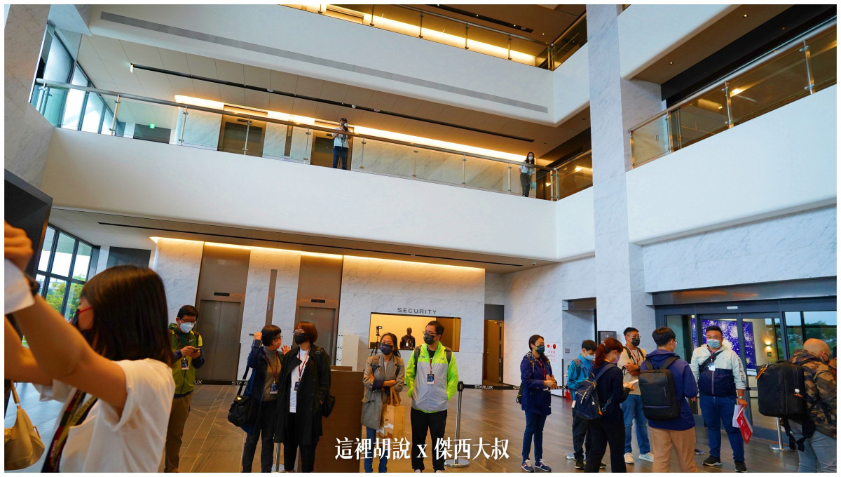 大家在搭乘接駁車大約在八點出頭抵達位於遠雄園區的星宇航空的運籌中心 大家在搭乘接駁車大約在八點出頭抵達位於遠雄園區的星宇航空的運籌中心
