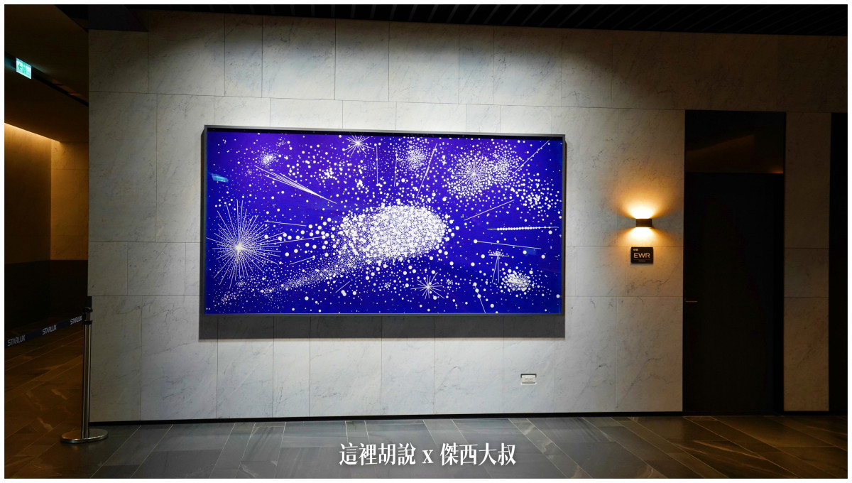 在報到中心的座右兩側有這一幅由原子筆畫出的星空畫作遠看還不知道是原子筆畫出來的一細看就可以看出原子筆特殊的顏色 在報到中心的座右兩側有這一幅由原子筆畫出的星空畫作遠看還不知道是原子筆畫出來的一細看就可以看出原子筆特殊的顏色
