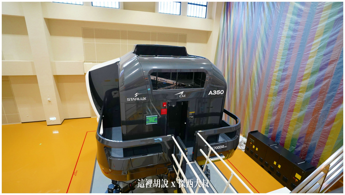 位於350右側的大型帆布就是現在正在安裝的330模擬機的位置 位於350右側的大型帆布就是現在正在安裝的330模擬機的位置
