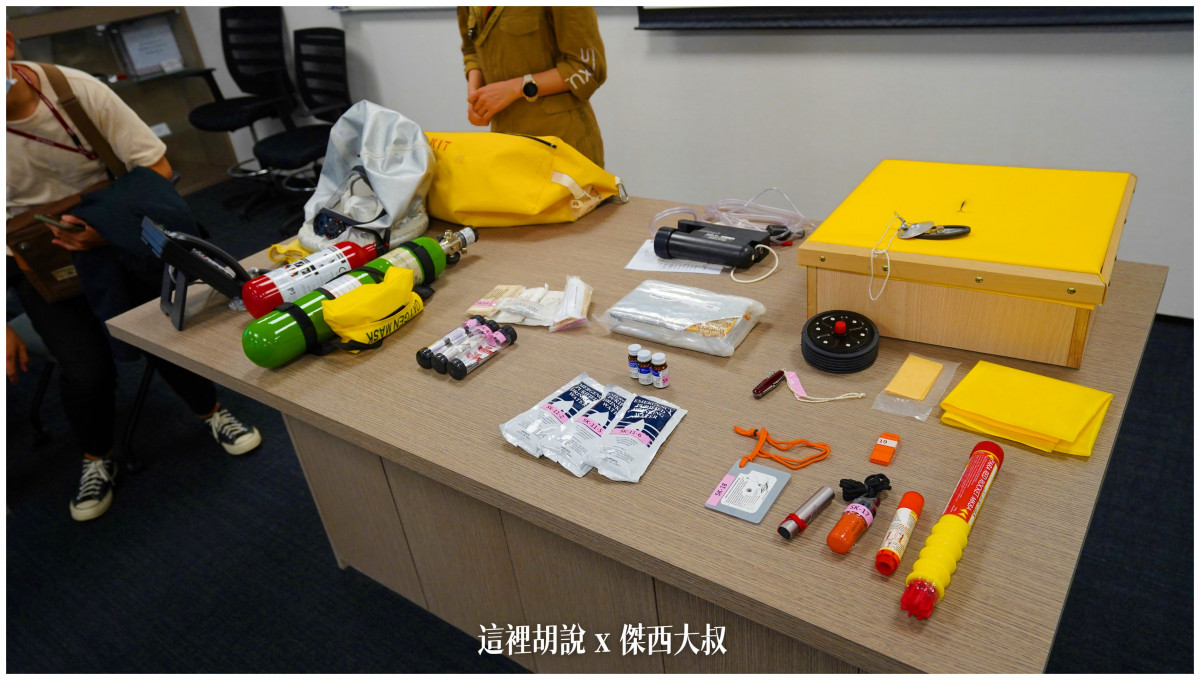 照片看到的都是飛機上面配備的緊急用品 照片看到的都是飛機上面配備的緊急用品