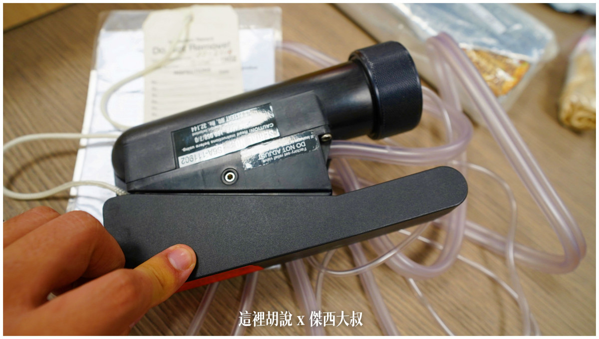 這是手動按壓濾水器,可以把海水過濾成淡水供飲用水真的是求生當中最重要的元素 這是手動按壓濾水器,可以把海水過濾成淡水供飲用水真的是求生當中最重要的元素