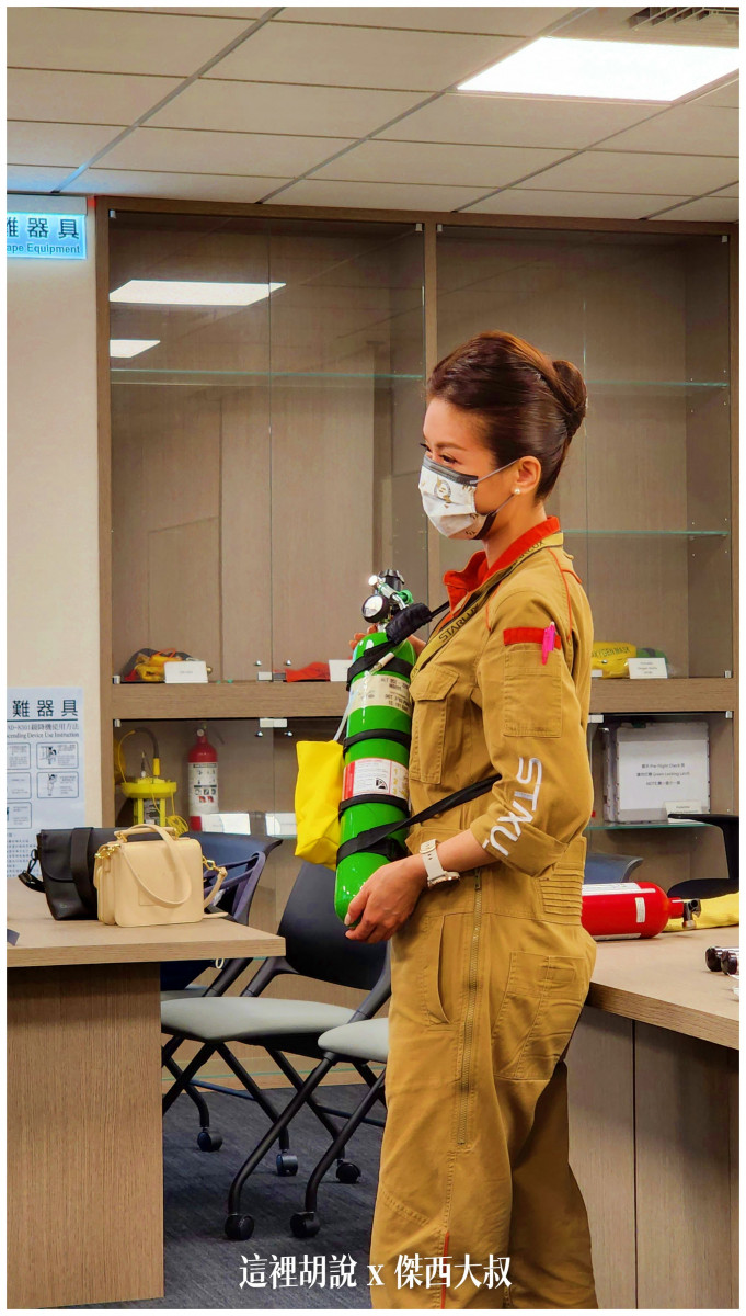 其他飛機內使用的緊急設備這個是氧氣瓶 其他飛機內使用的緊急設備這個是氧氣瓶