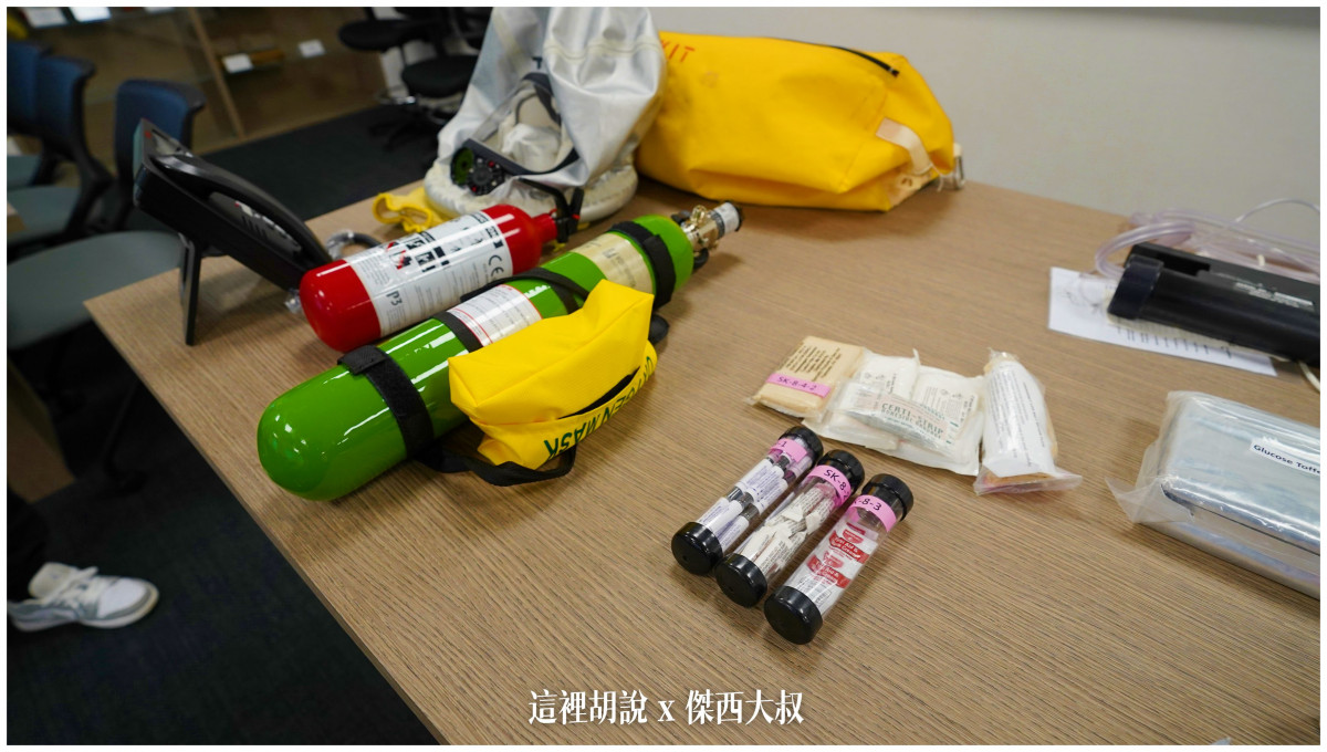 右邊三根管子跟上方的三包就是相關藥品燒傷膏、阿摩尼亞、碘酒、繃帶 右邊三根管子跟上方的三包就是相關藥品燒傷膏、阿摩尼亞、碘酒、繃帶