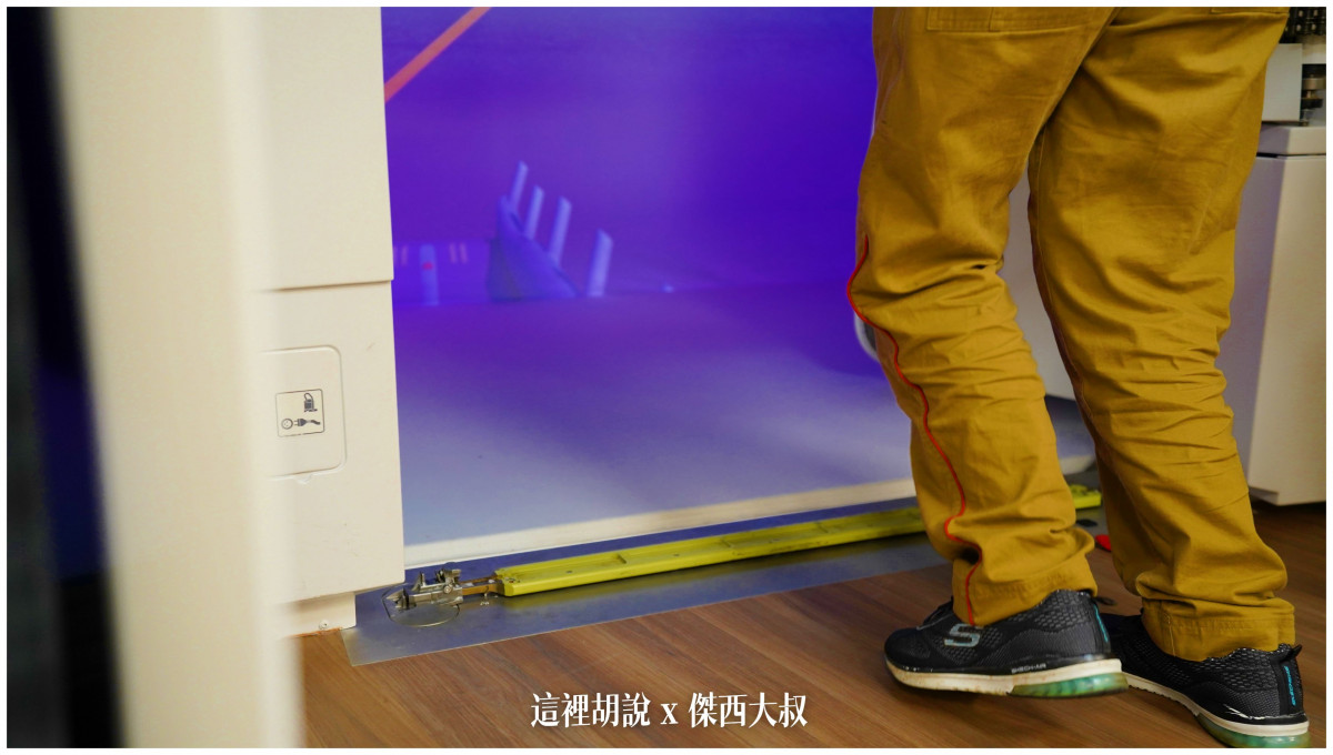 可以看到在緊急狀況下 GIRT BAR是落下的因為組員也要練習手動充氣的環節,這個部分的拉環是在這個BAR上面歐所以在訓練的環節,不管是使用那一種門,不論有沒有自動充氣都會多一個手動充氣的步驟讓他充氣 可以看到在緊急狀況下 GIRT BAR是落下的因為組員也要練習手動充氣的環節,這個部分的拉環是在這個BAR上面歐所以在訓練的環節,不管是使用那一種門,不論有沒有自動充氣都會多一個手動充氣的步驟讓他充氣