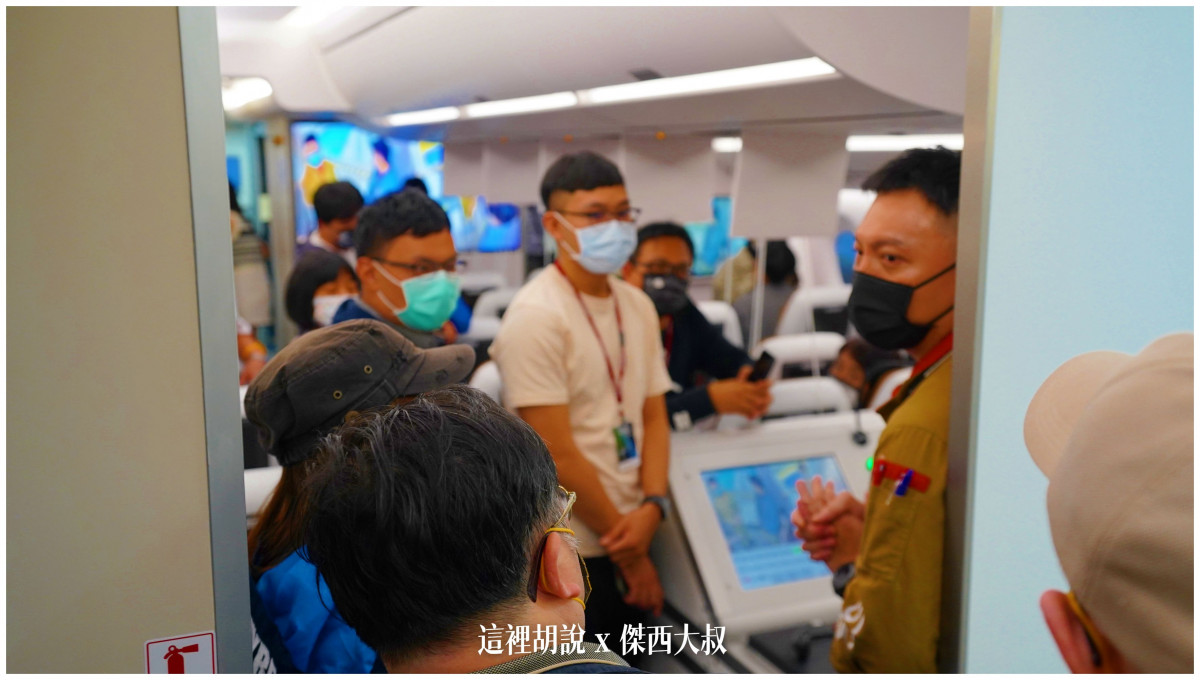 上課教官最後直接被包圍大家有各種不同的問題想要詢問 上課教官最後直接被包圍大家有各種不同的問題想要詢問