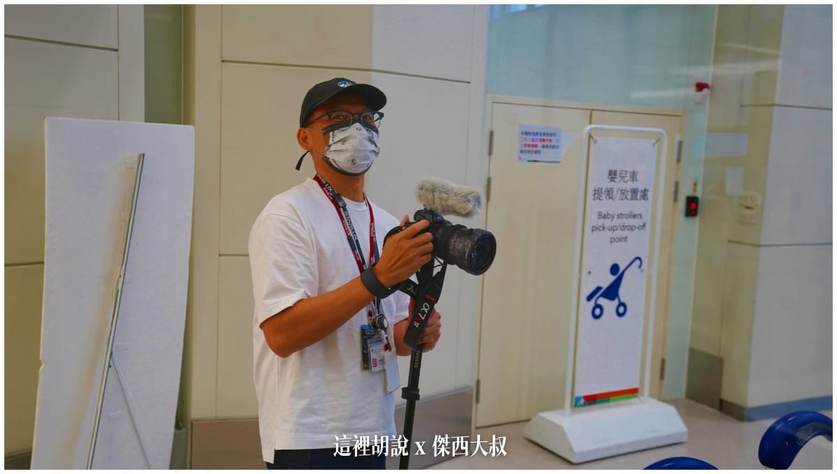 這是全程記錄的攝影師幫他留下一張工作照