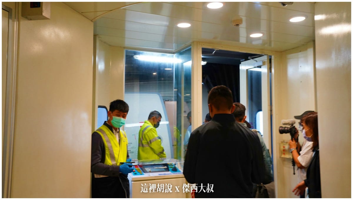 登機的時候K董站在在登機門歡迎每位乘客登機好險這次大家都在中午用餐的時候拍夠了不然之前因為這樣拍照耽誤了超多起飛時間