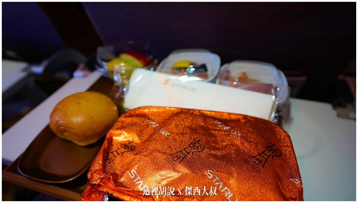 經濟艙餐點的部分提供胡同燒肉套餐（一個選擇）餐包並沒有額外提供奶油