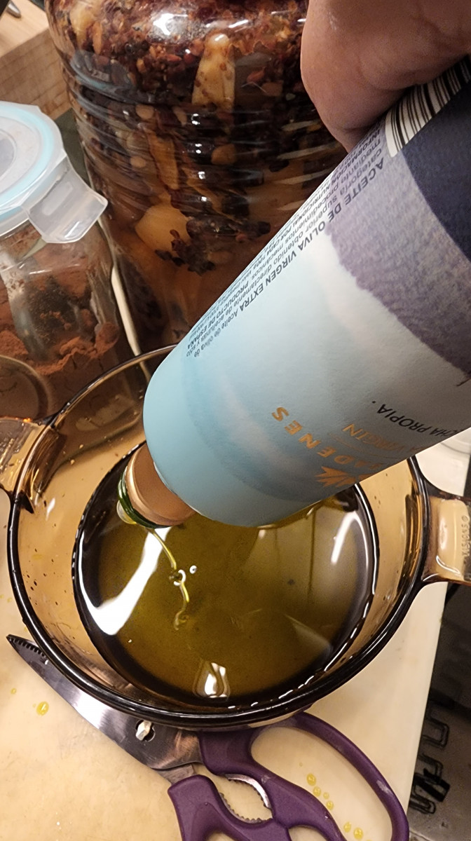 我是用這種比較小的鍋子，這樣在比較少油量的狀況下，油面可以比較高我是用這種比較小的鍋子，這樣在比較少油量的狀況下，油面可以比較高