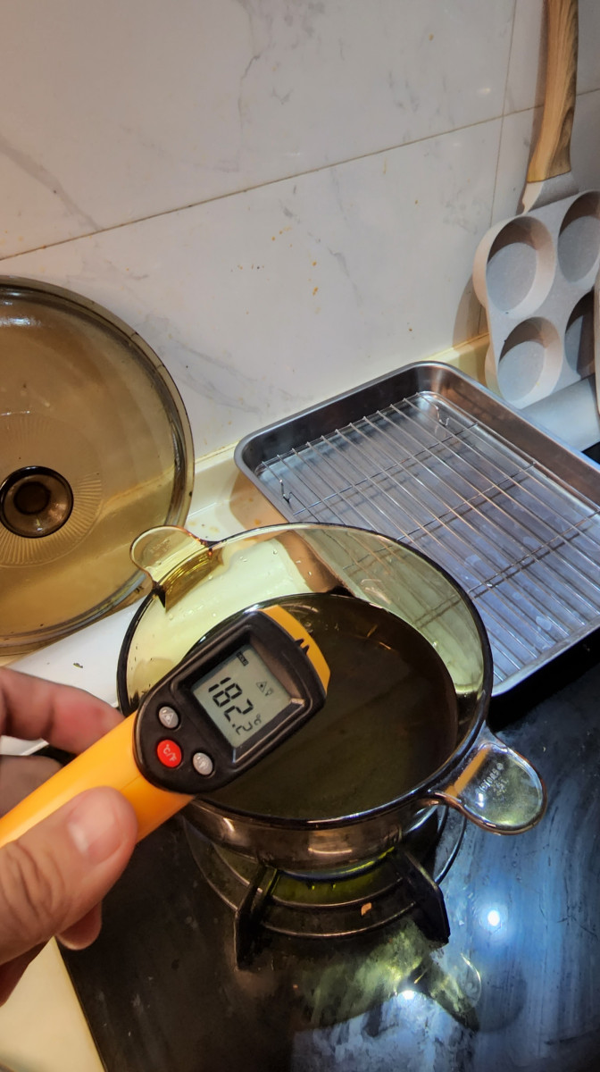 好的橄欖油其實完全不用擔心油炸，因為發煙點是高的就算高溫都沒有油煙，我整個油炸過程當中是不開抽油煙機的第一炸的溫度我會定在180度