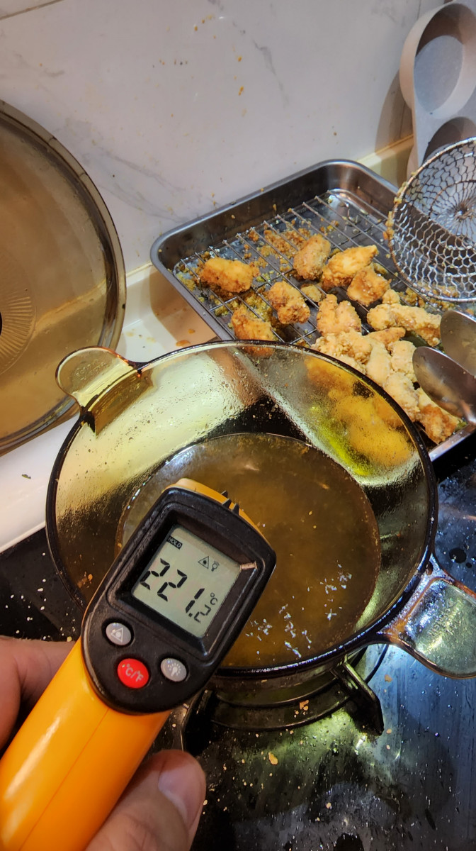 接下來，很重要的是請把油溫拉到220度因為這是兩個目的第一個是要逼油，把油逼掉第二個目的是要上色這個油炸的時間很短，大概20-30秒以內因為之前已經確定有熟了，所以顏色有上就起鍋了