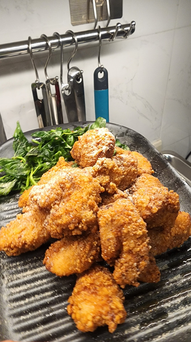 快速炸一下九層塔，會有大量煙霧，下去的時候建議用鍋蓋保護灑上胡椒鹽（這樣才有味道，我的調味比較清淡一些）想要吃更重口味的，可以加入蒜片