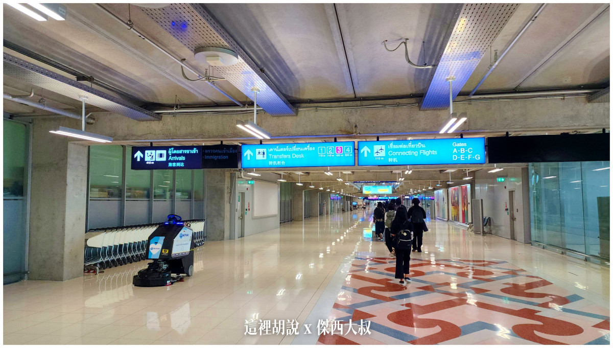 下了飛機先找ARRIVAL的字樣這時候還不會出現VOA的資訊