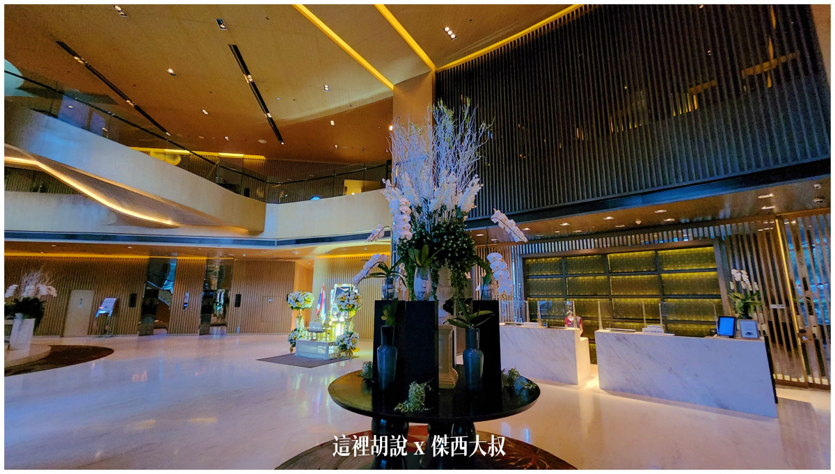 大廳的花藝使用很多蘭花 左邊可以看到他們在大型建築物都會設置泰王的一個