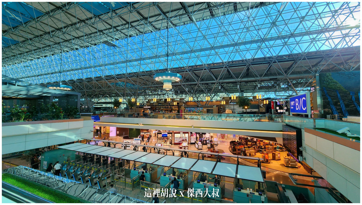 目前長榮航空只有開放STAR金卡貴賓室鑽卡的花園跟商務的無限貴賓室兩的都沒有開放但據說鑽卡貴賓可以單點餐點