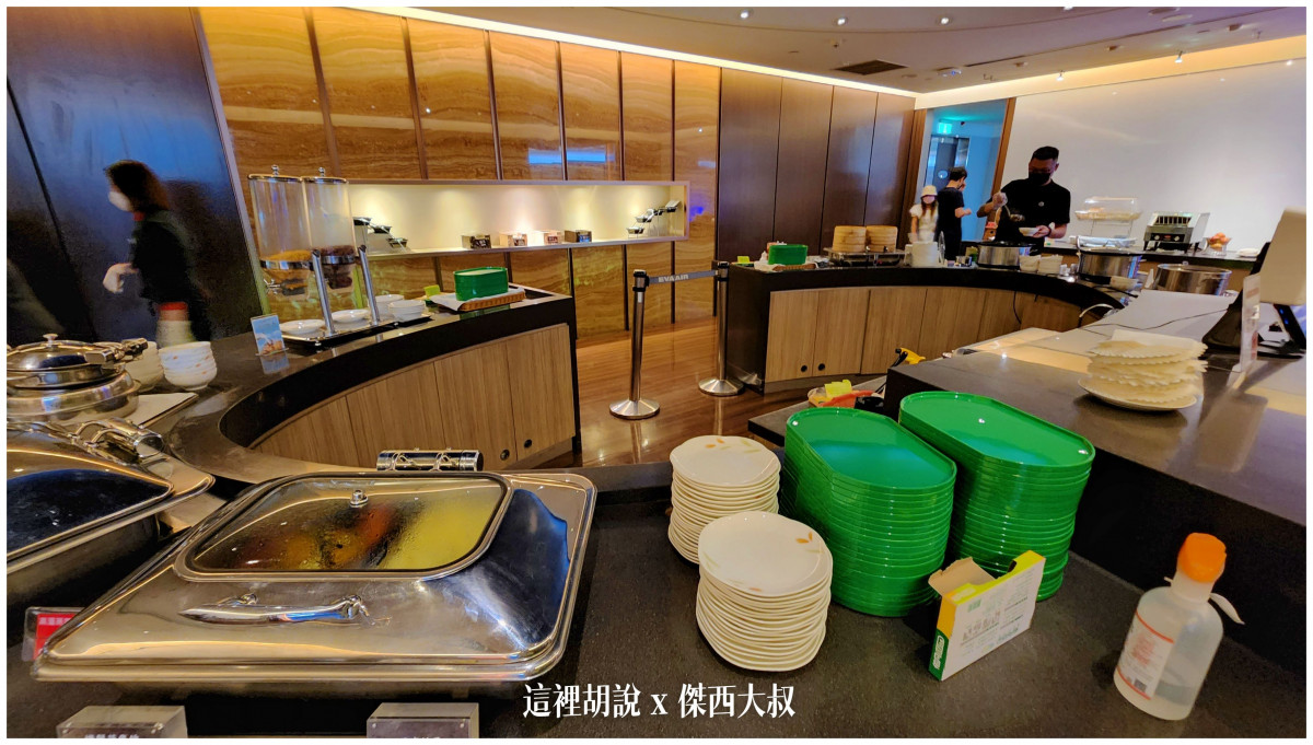 目前已經恢復成字取的熱食而不是一份一份做好的小餐盒取餐的時候需要戴上手套餐點內容可以算恢復到疫情前的九成了