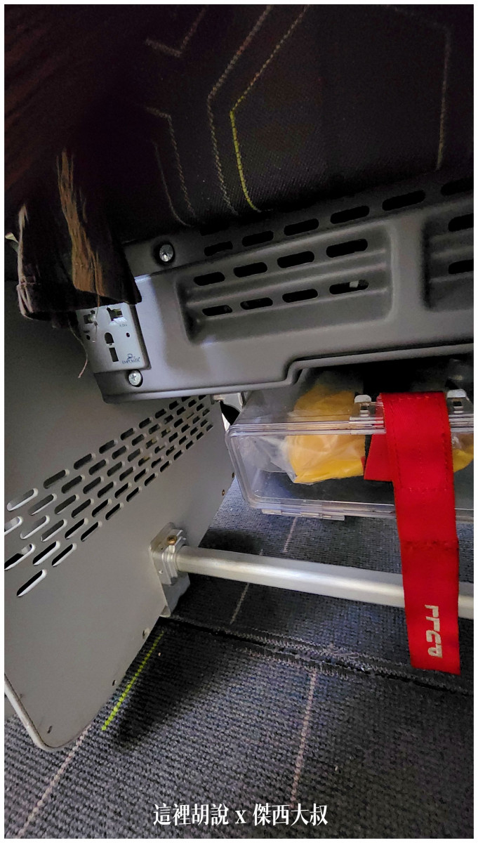 經濟艙這次搭到這一台採三三三的設計每一個三有兩個插頭可以充電