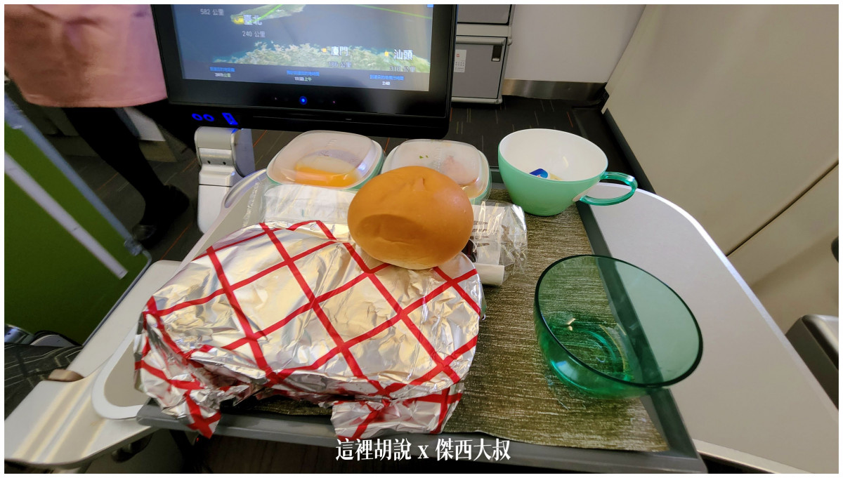 餐點樣式也恢復成和疫情之前一樣了的熱餐了（麵包也沒獨立包裝了）