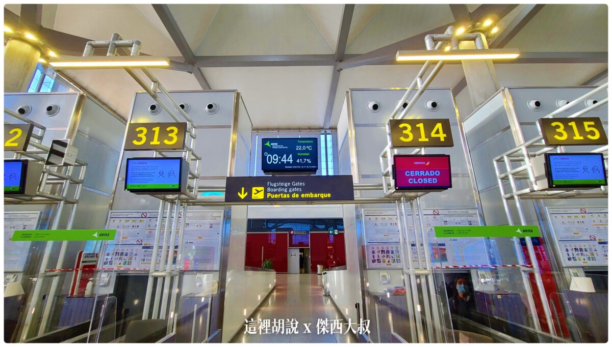 AGP機場這個設計真的不錯完成報到之後，旅客往前走就可以了人流不會打在一起