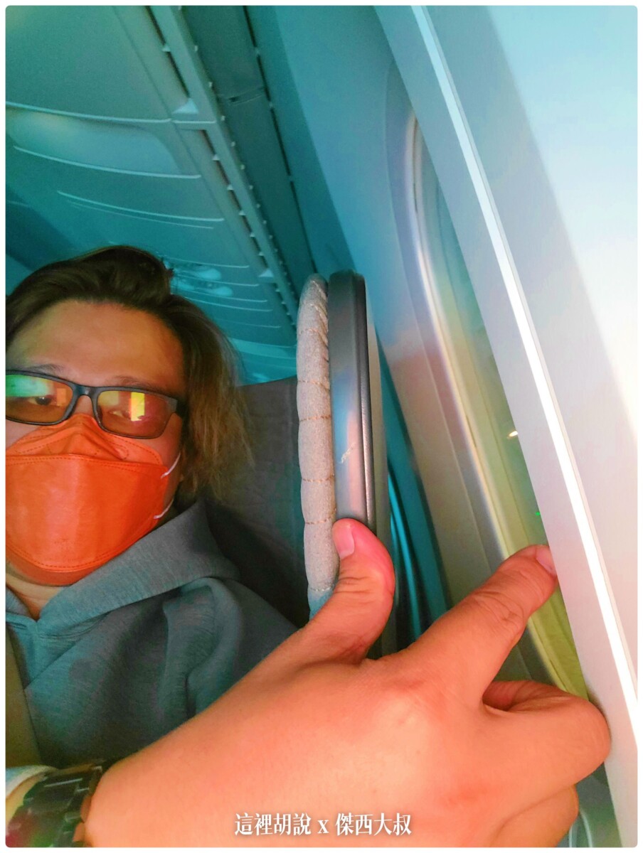 我對這款商務艙唯一的抱怨就是其實大可把這一段的空間還給客人，不需要檔在窗戶跟客人之間