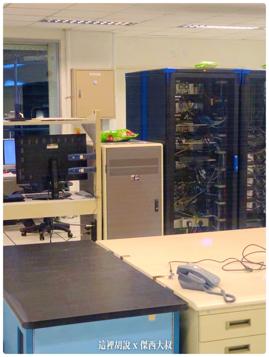 機房區域還會放乖乖 很台灣的習俗
