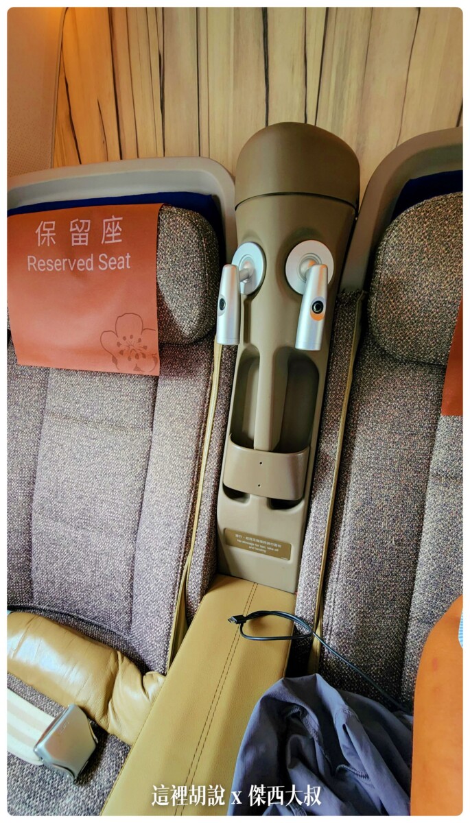 在座椅的中間則是有閱讀燈