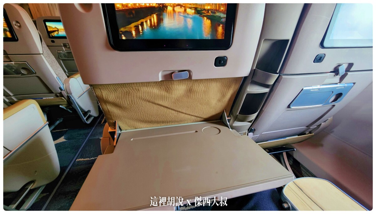 桌板打開之後有置杯架另外還有手機的放置槽