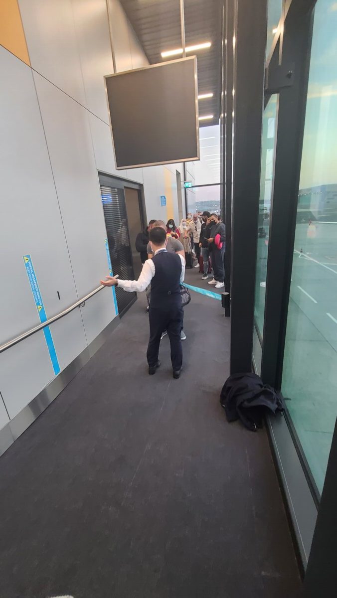 這個小哥在下飛機的時候檢查轉機登機證，確認完畢就會讓人從登機門直接進入到出發層區域，不需要額外經過安檢