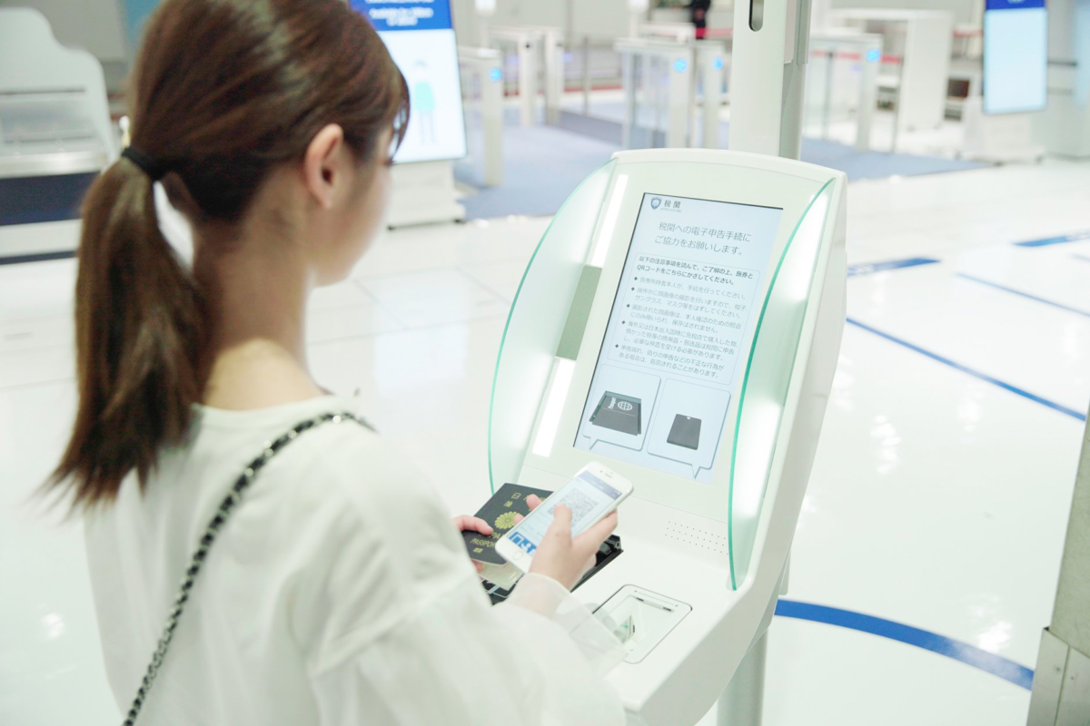 1. 先去通道前的小機器，掃描護照以及透過VISIT JAPAN WEB產生的「電子海關申報QR CODE」這邊也會有人引導，使用介面也會有繁體中文，直接操作並沒有太複雜因為你都已經填寫好了，這邊只是在跟你核對一下你所填寫的資料SOUCE 關西機場FB
