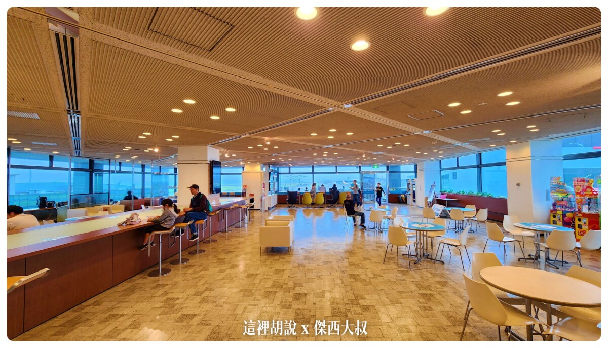 四樓也設有咖啡廳，目前沒有提供營業可以去後面自動販賣機買東西來吃