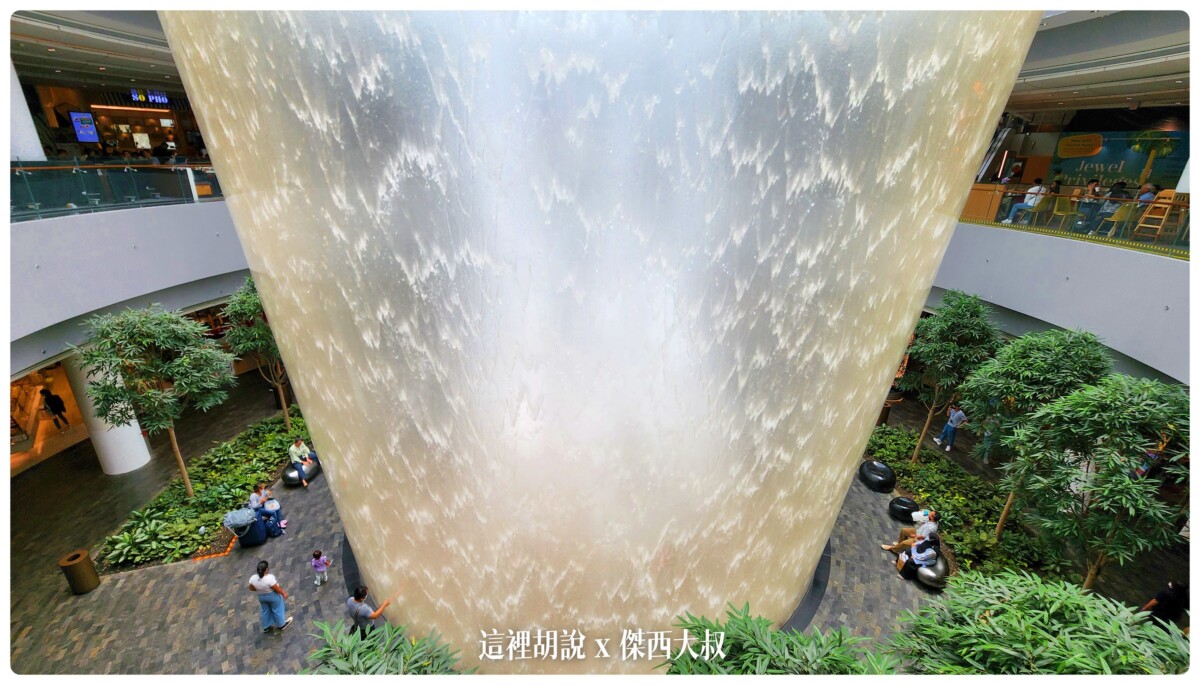 在下方,因為適用非常大型的壓克力,所以水花並不會濺出來 在下方,因為適用非常大型的壓克力,所以水花並不會濺出來