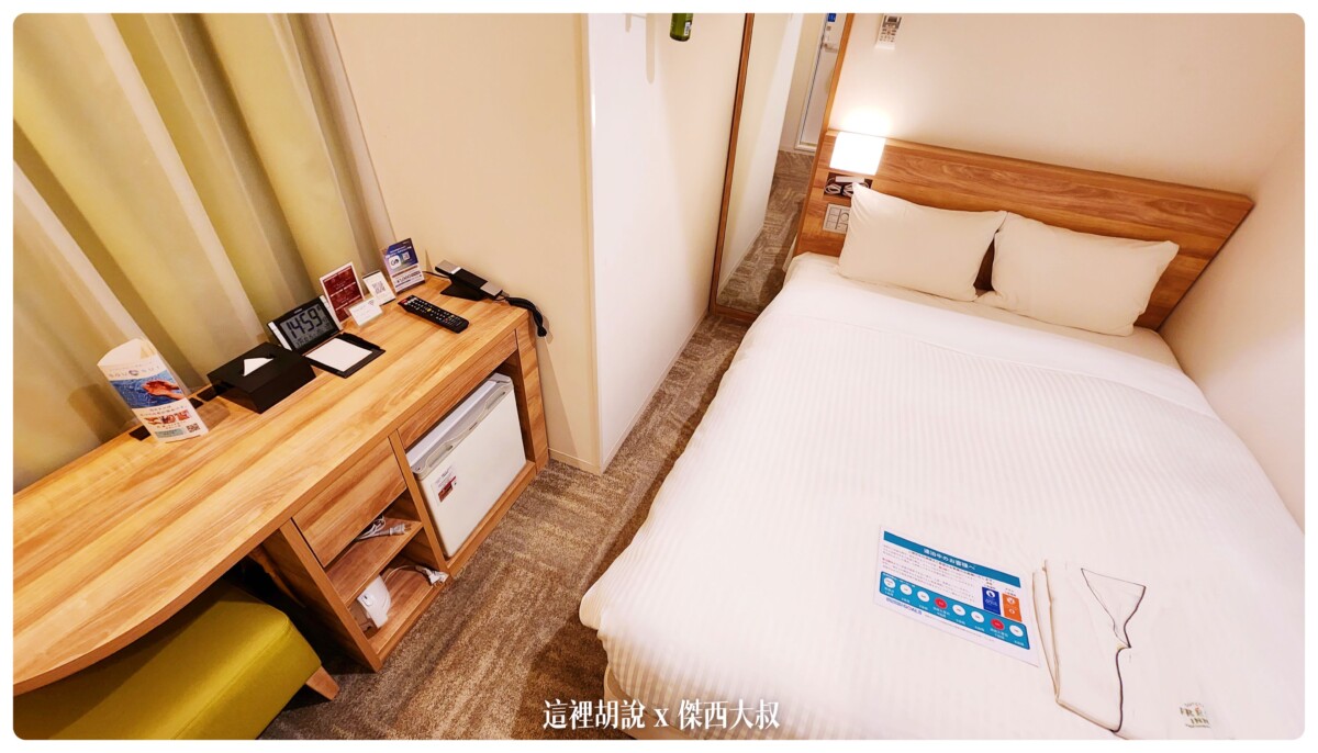 書桌區一樣的是有電冰箱